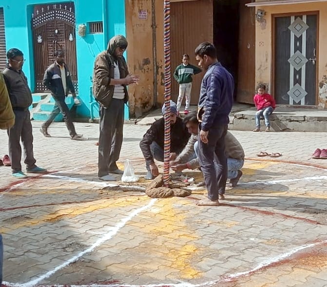Kite flying a lot, spring kept at Holi sites