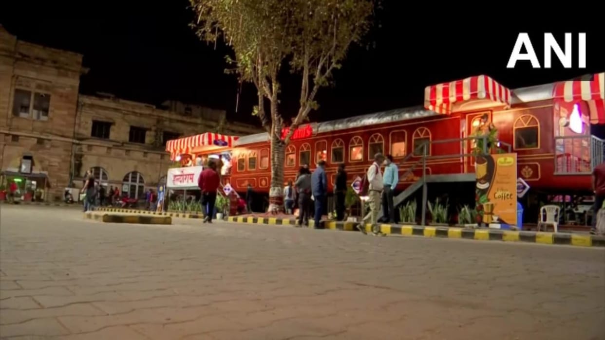 Indian Railways started innovative restaurant on wheel outside Nagpur railway station