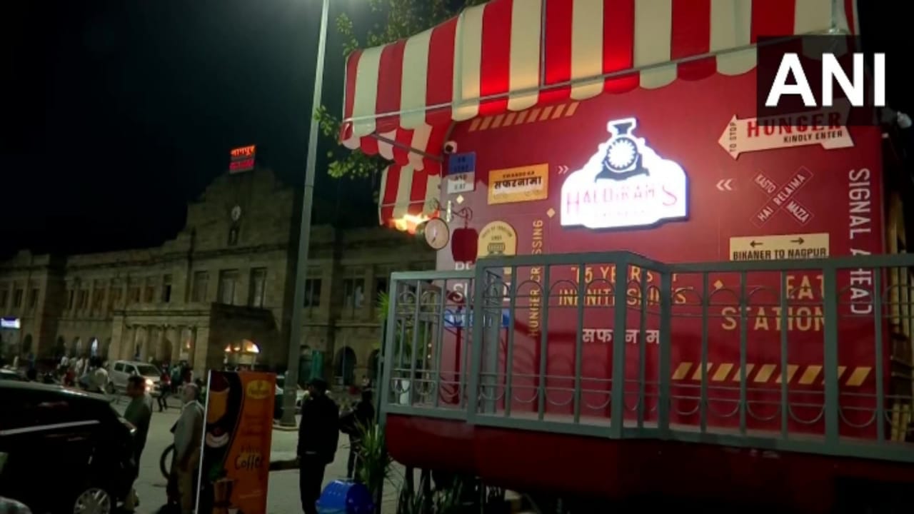 Indian Railways started innovative restaurant on wheel outside Nagpur railway station