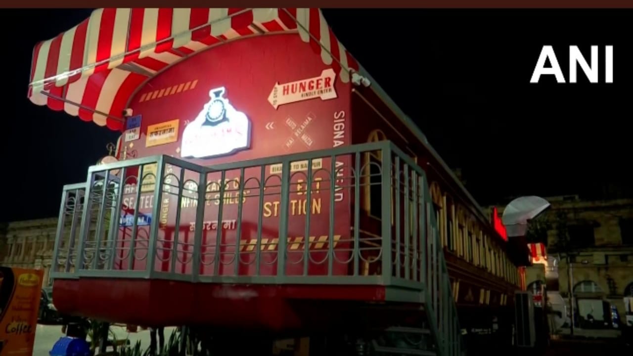 Indian Railways started innovative restaurant on wheel outside Nagpur railway station