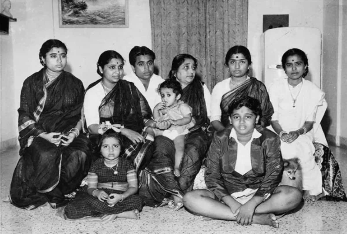 See Lata Mangeshkar date and year wise career graph
