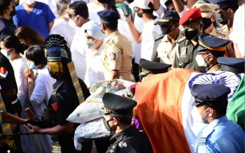 Lata Mangeshkar funeral she Wrapped in Tricolour Mortal Remains Moved To Shivaji Park
