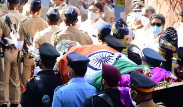Lata Mangeshkar funeral she Wrapped in Tricolour Mortal Remains Moved To Shivaji Park