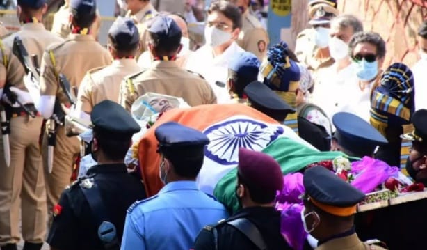 Lata Mangeshkar funeral she Wrapped in Tricolour Mortal Remains Moved To Shivaji Park