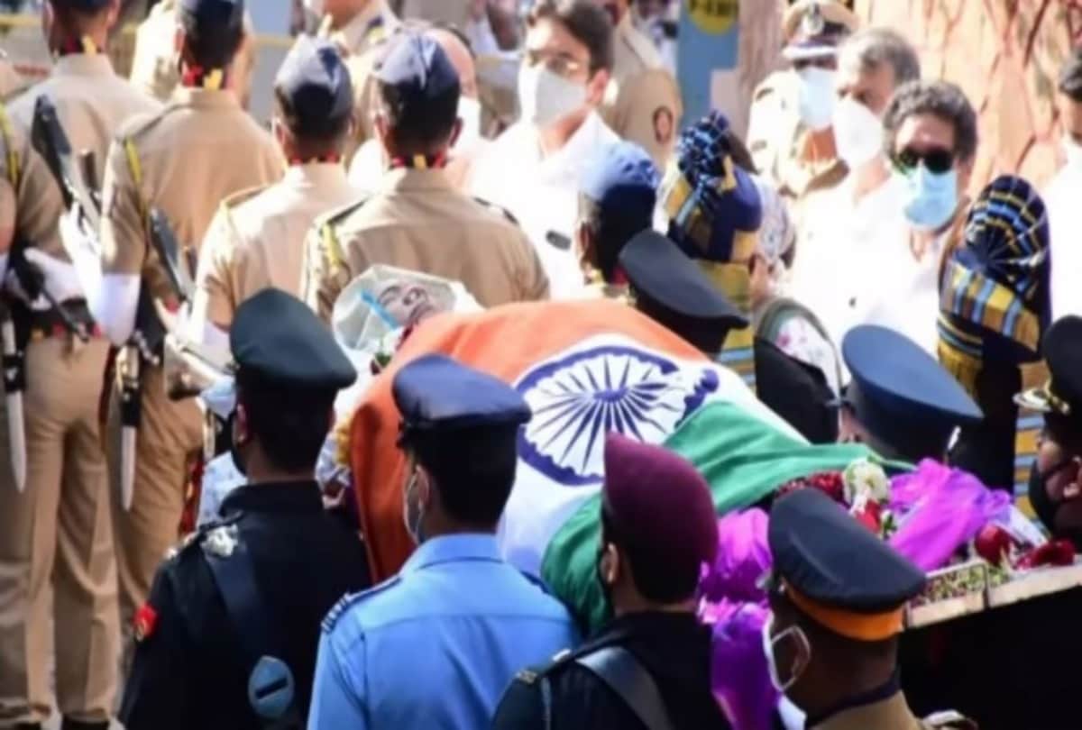 Lata Mangeshkar funeral rites completes at shivaji park Prime Minister Narendra Modi paid tribute at the funeral