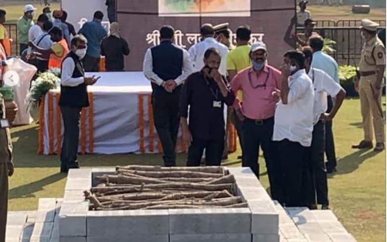 Lata Mangeshkar Funeral Live Updates: Amitabh Bachchan PM Modi other celebs pay tribute Shivaji Park