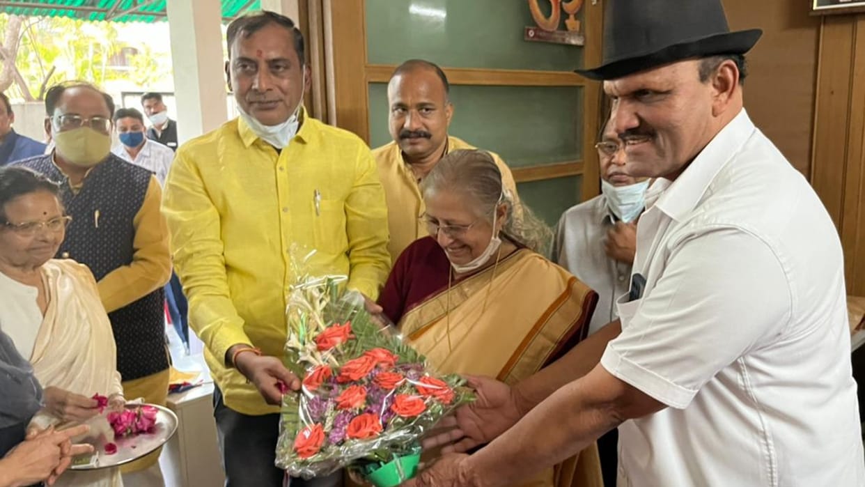 Indore: Former Lok Sabha Speaker started free library at home, in forty years the collection of books is so big that it has taken the form of library
