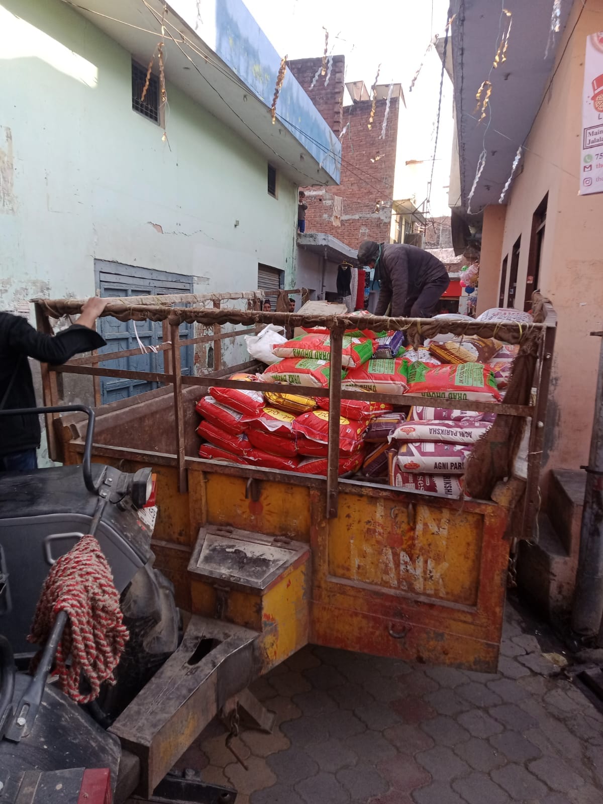 Tractor trolley stuck in the market, passersby remain upset