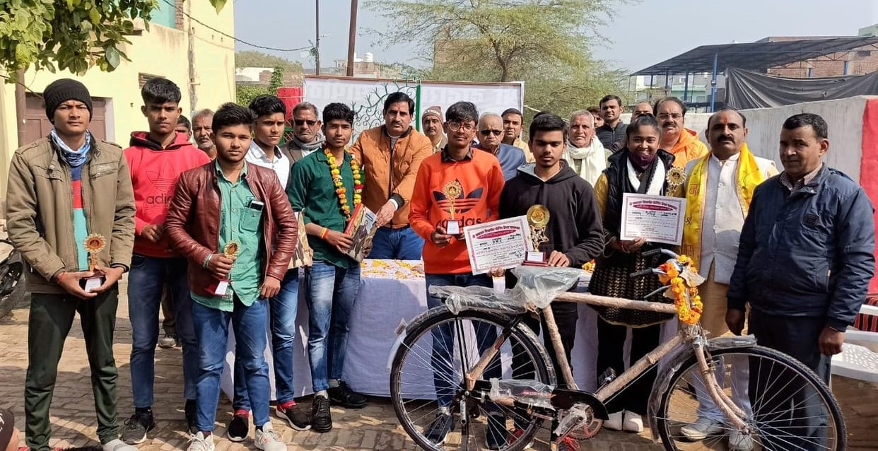 Hathras: Awarded to meritorious students, inspired to move forward