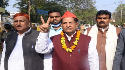 Prayagraj: Prashant Singh, Sandeep Yadav, Mujtaba and more than a dozen candidates filled their pamphlets