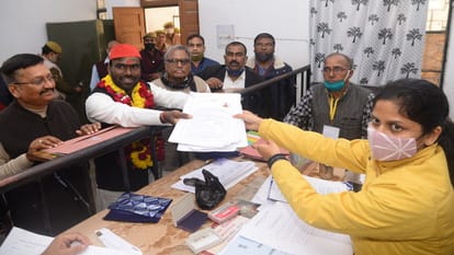 Prayagraj: Prashant Singh, Sandeep Yadav, Mujtaba and more than a dozen candidates filled their pamphlets
