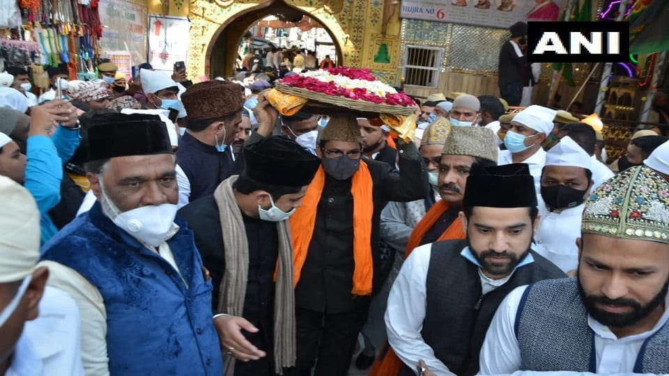 Rajasthan News: On behalf of pm Modi Mukhtar Abbas Naqvi offered chadar at the Ajmer Sharif Dargah