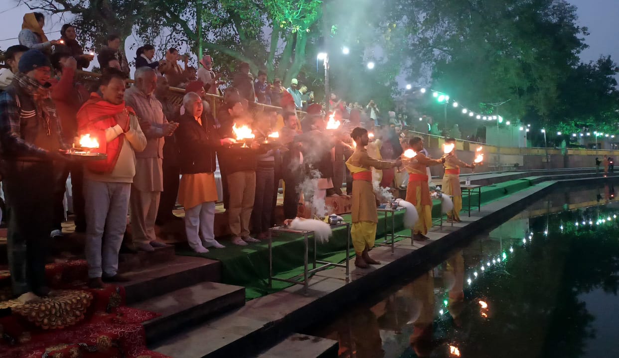 Saraswati Maha Aarti took place in the festival between conch shell and chanting