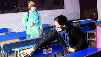 स्कूल की हो रही साफ सफाई