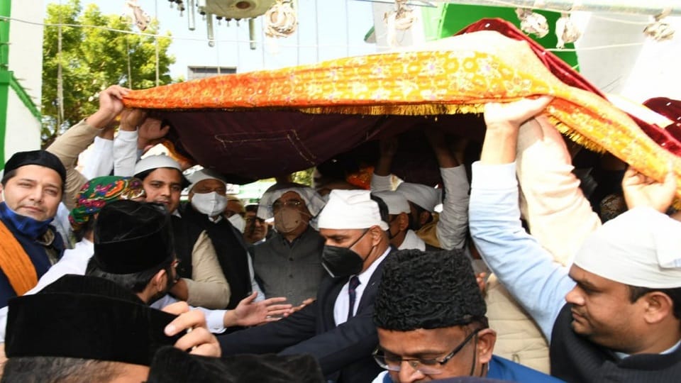 Rahul Gandhi and Sonia Gandhi Offers Chadar At Ajmer Sharif