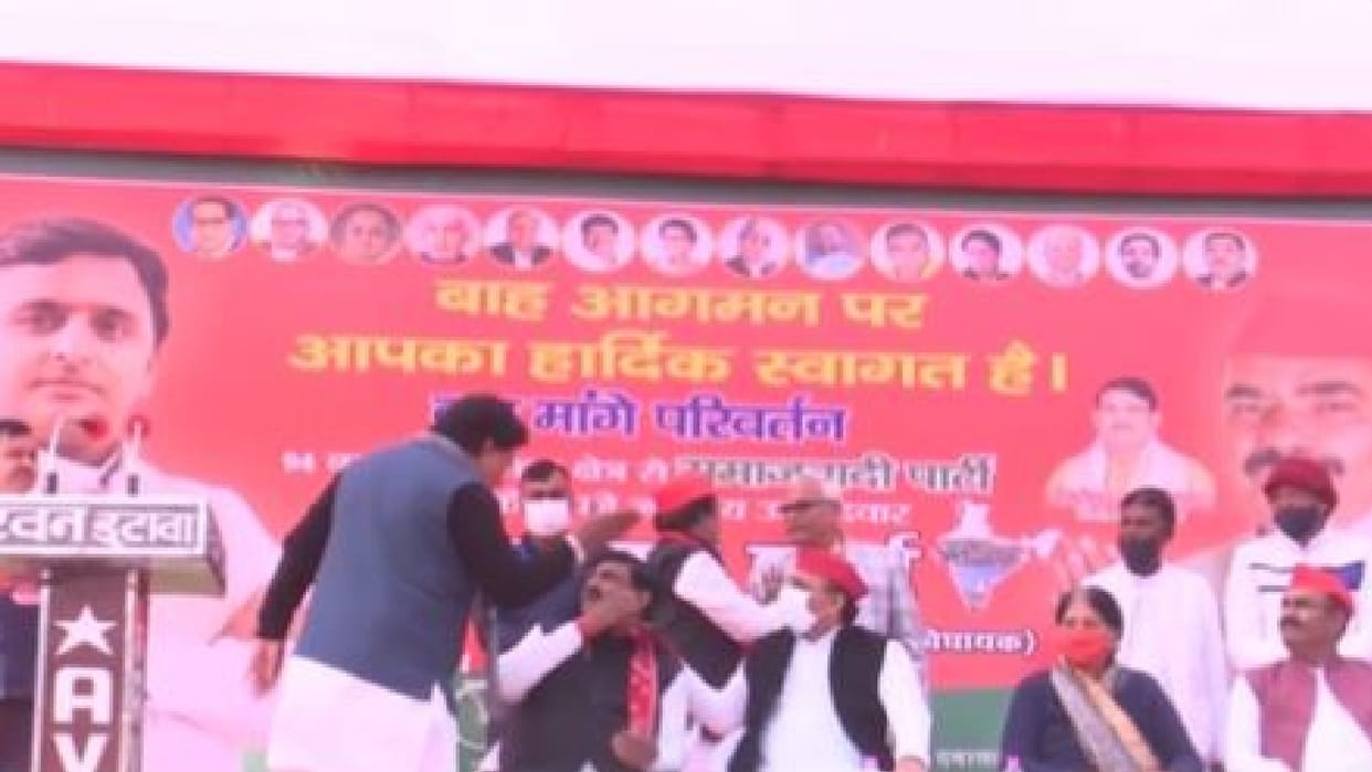 Former MP Ramjilal suman show slap to District President in front of Akhilesh Yadav in Agra