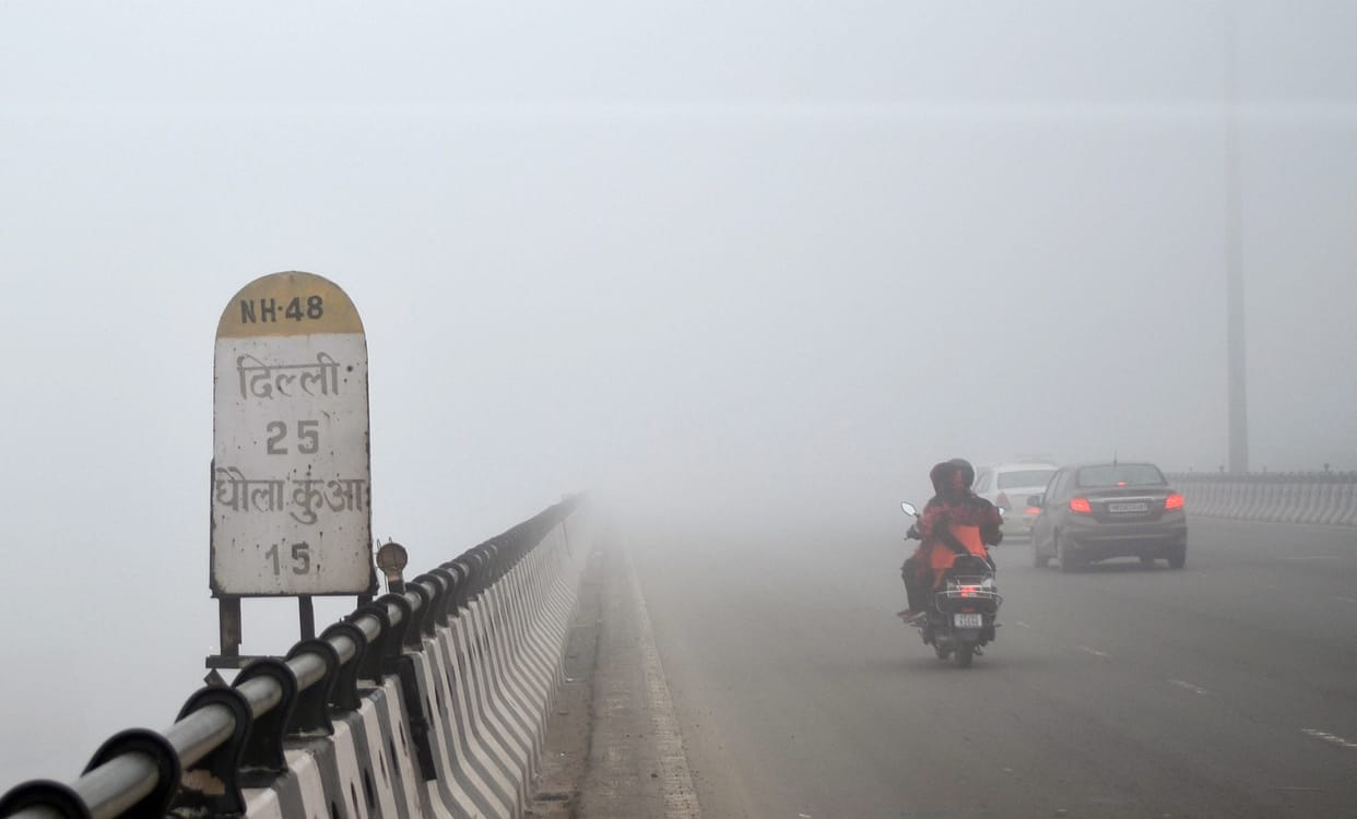 weather update today dense fog in delhi and snowfall in jammu kashmir himachal know weather update in your state
