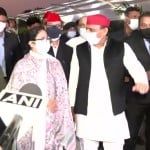 लखनऊ हवाई अड्डे पर ममता बनर्जी का स्वागत करते अखिलेश यादव।