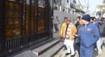 सोनी ज्वैलर्स मालिक के घर पर के बाहर खड़े अनिल पाराशर और शहर विधायक संजीव राजा।