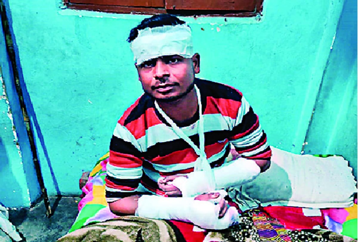 Both hands of the young man were broken for only five rupees in delhi