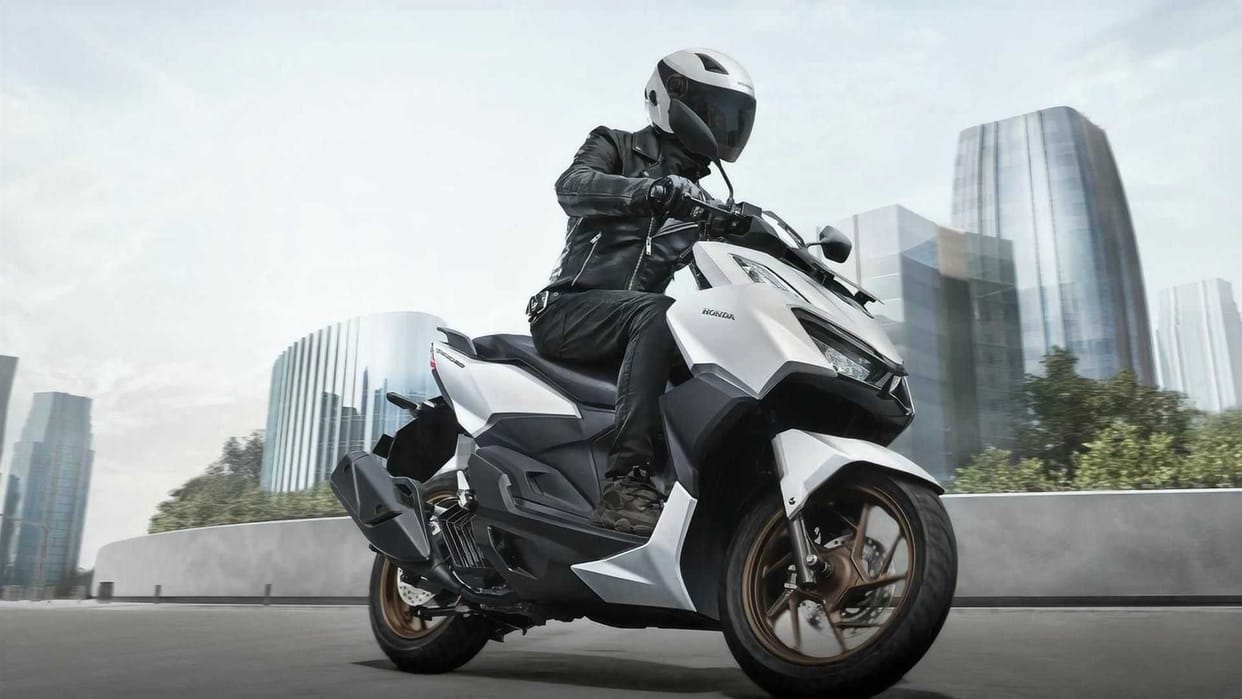 Honda Vario 160cc 2022 scooter launched in Indonesian market honda vario 160 specs to rival Yamaha Aerox 155
