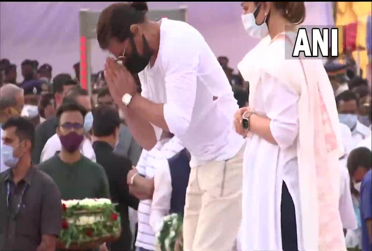 Lata Mangeshkar: Shahrukh Khan arrived to pay tribute to Lata Mangeshkar on her funeral touched her feet and prayed for the singer