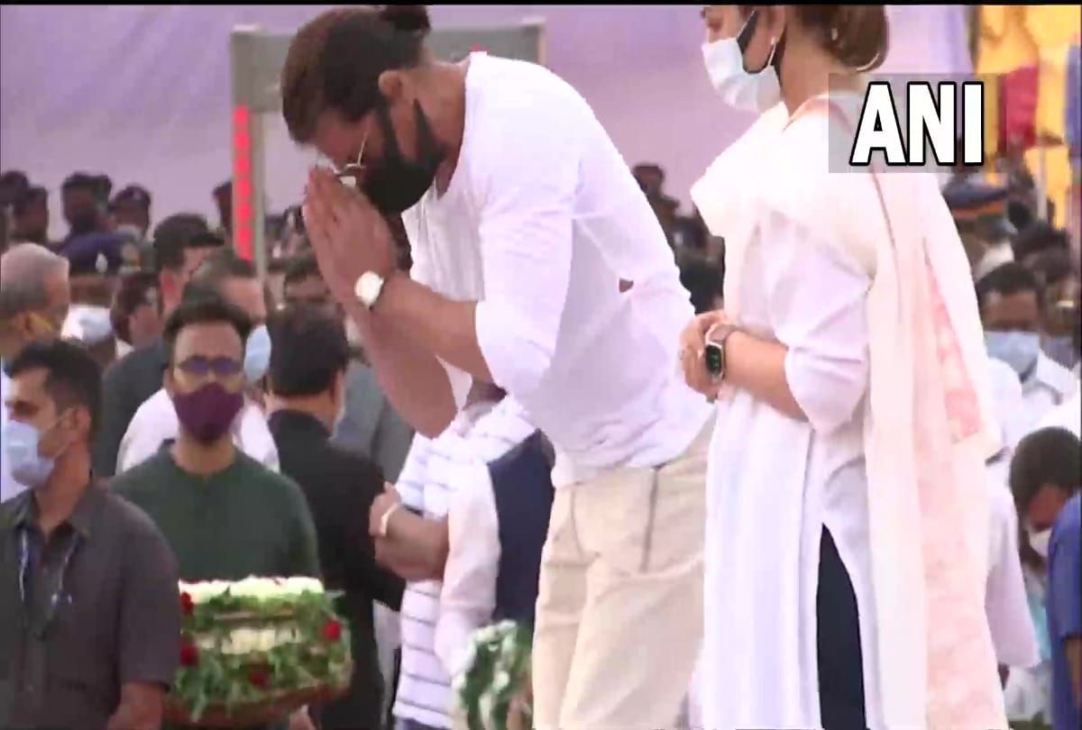 FACT Check: Lata Mangeshkar funeral Shah Rukh Khan with Manager Pooja Dadlani She is not Gauri Khan