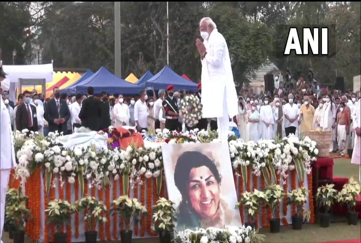 Lata Mangeshkar: Shahrukh Khan arrived to pay tribute to Lata Mangeshkar on her funeral touched her feet and prayed for the singer