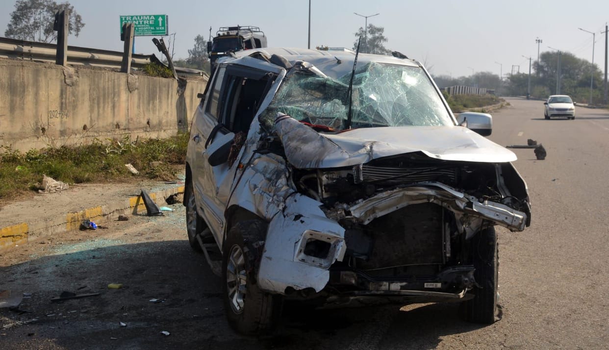 The family was going to the wedding, the car overturned due to tire burst, 7 people injured
