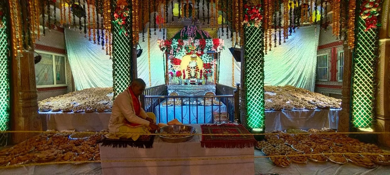 mathura: mainne rang lee aaj chunariya kaanha tere rang mein