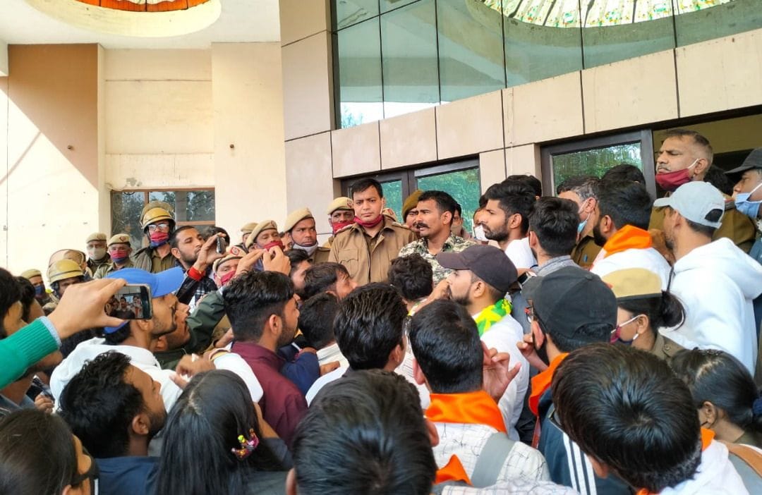 Uproar of students in IGU, scuffle with police