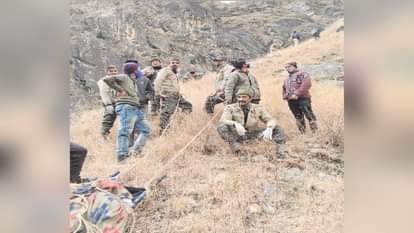 चार घंटे की मशक्कत के बाद खाई से निकाले शव