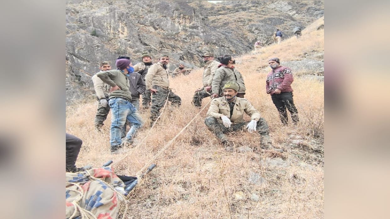 Road accident in Himachal: Car falls into deep gorge, three dead, dead bodies removed after four hours of effort