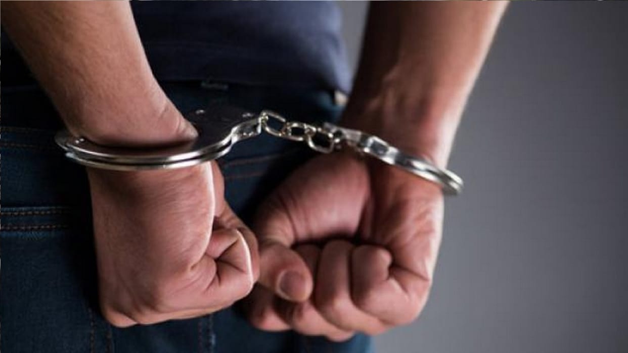 Arrested for stealing from the houses of army officers in agra
