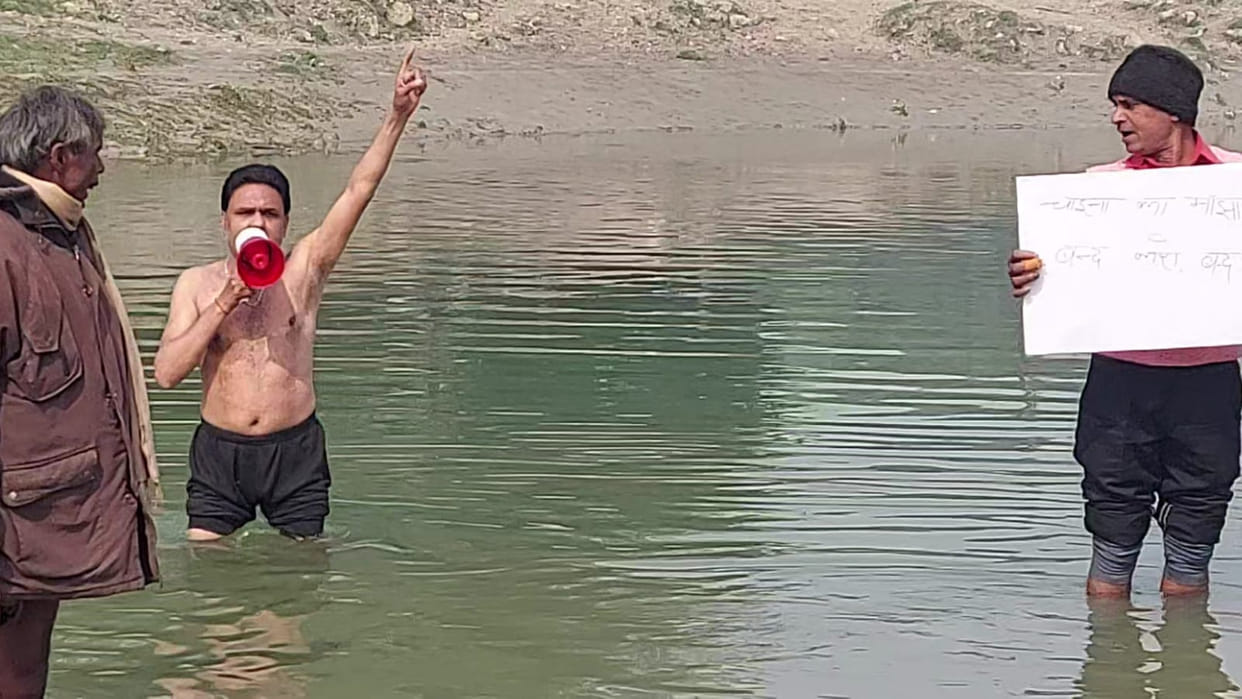 Standing in river in protest against sale of Chinese Manjha warning to give up life by taking water tomb