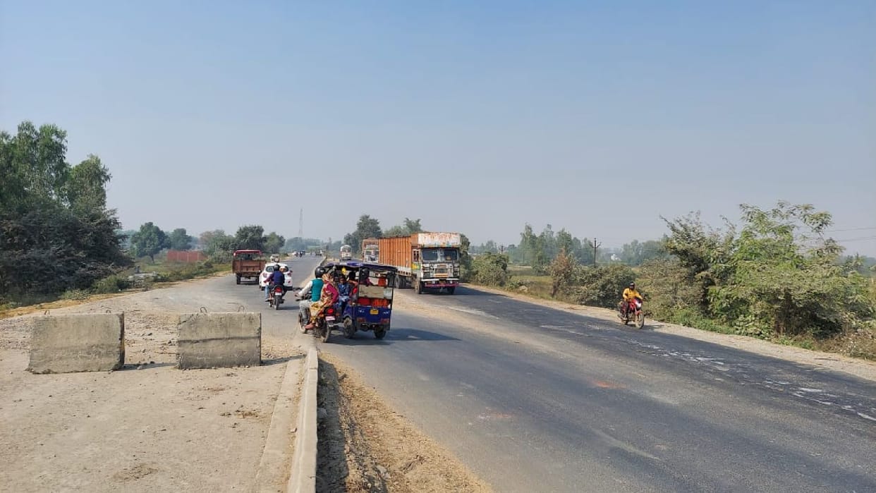 Dangerous journey on Lucknow-Delhi National Highway in fog