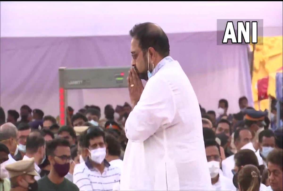Lata Mangeshkar: Shahrukh Khan arrived to pay tribute to Lata Mangeshkar on her funeral touched her feet and prayed for the singer
