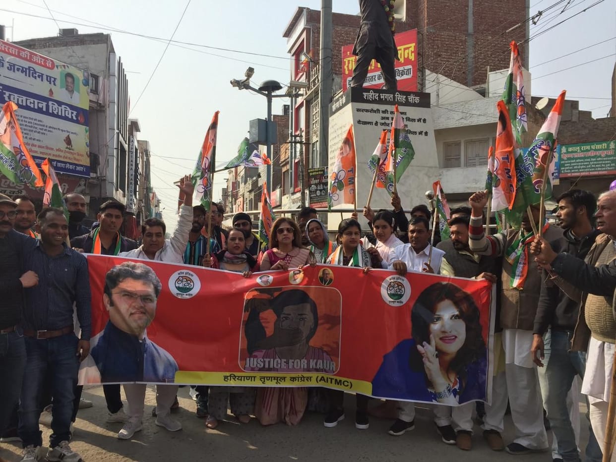 Trinamool Congress burnt the effigy of Chief Minister Arvind Kejriwal and the central government