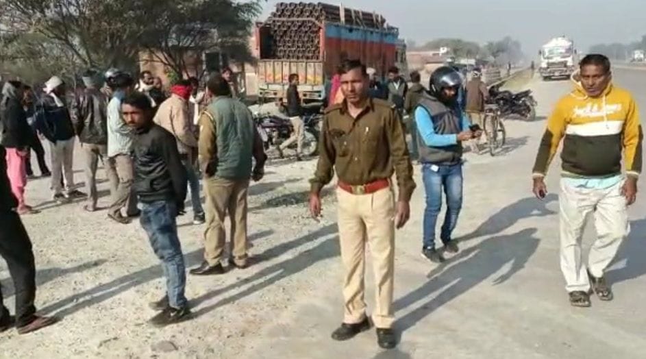 fathepur news,One died after a truck hit friends