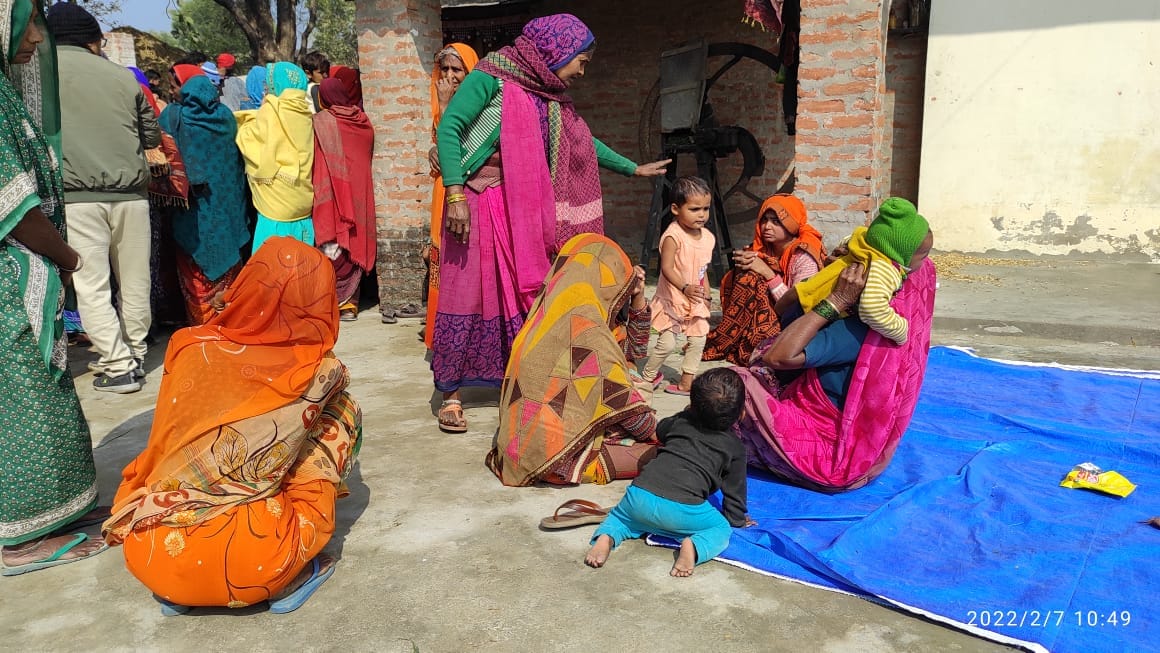 Woman jumped in well with children in Jaunpur dead body of third child also found  mourning in village