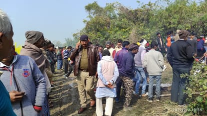 Woman jumped in well with children in Jaunpur dead body of third child also found  mourning in village