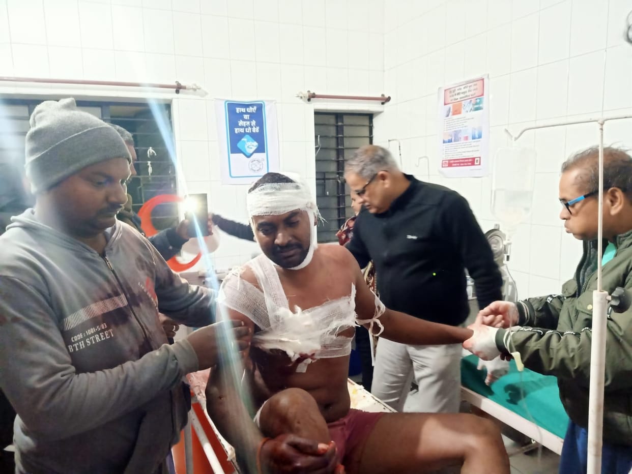 miscreants attacked on youth with knife in jaunpur villagers sent him to hospital