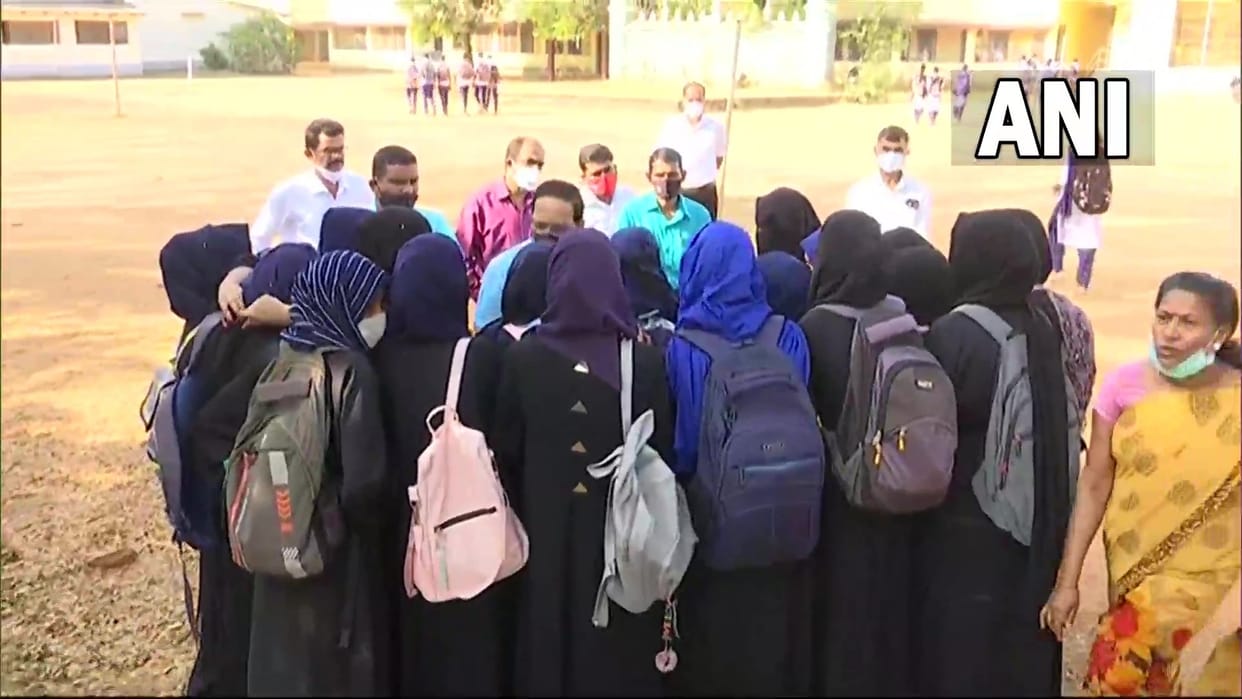 Karnataka Students wearing hijab allowed entry into Government PU college campus