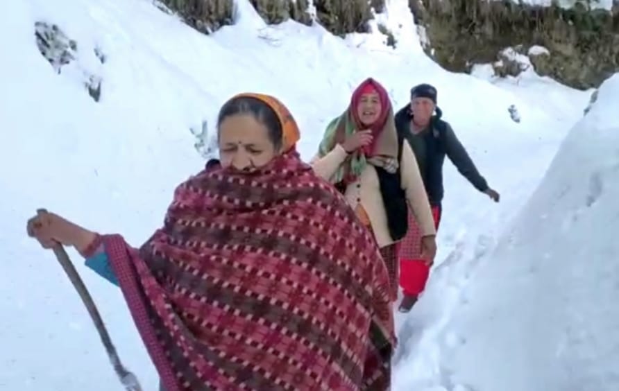 traffic not clear in haripurdhar nahan road  on  monday due to snowfall