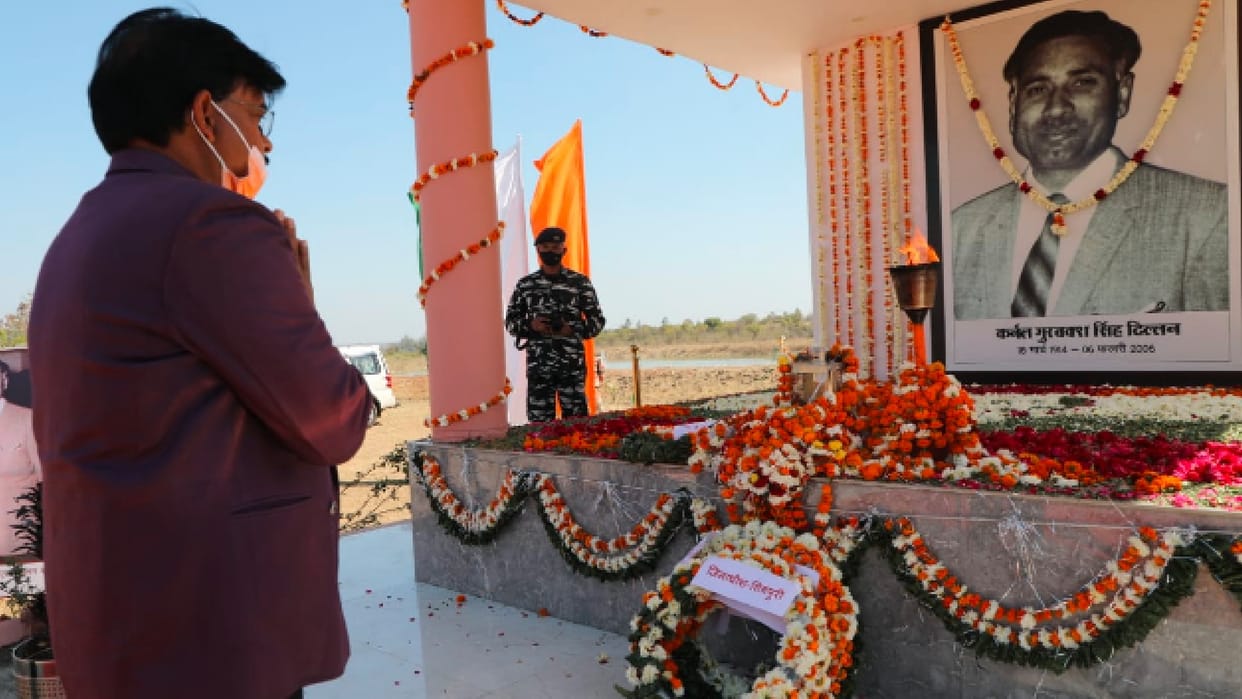 Shivpuri: Hero of Azad Hind Fauj Late. Remembered the contribution of Colonel Dhillon, Collector-SP paid tribute