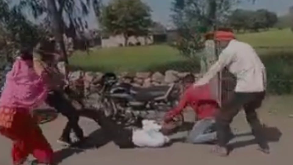 Shivpuri: The girl's brothers thrashed the lover by slamming him, the video went viral on social media