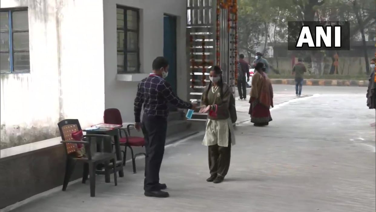 School Reopening: Schools from ninth to 12th opened in Delhi Education Minister interacted with children in school