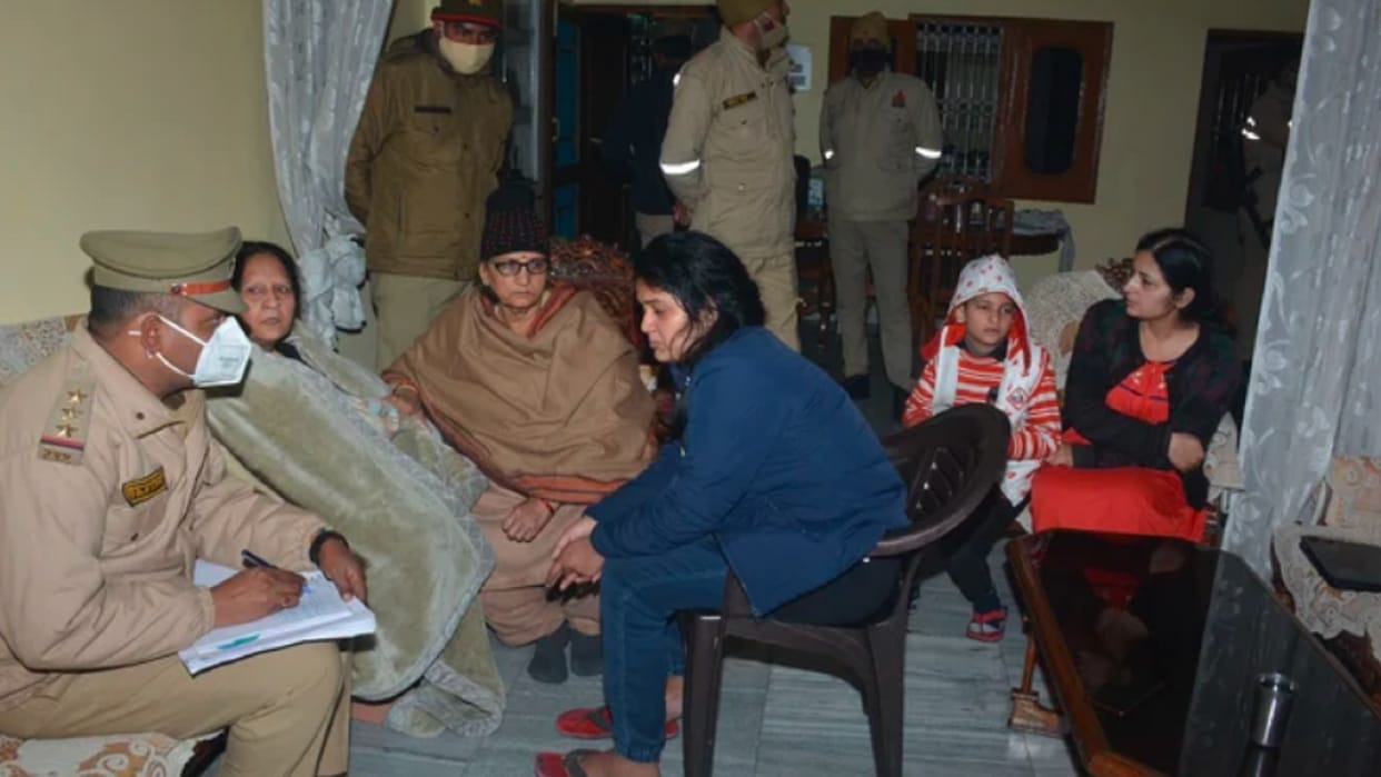 Aligarh: Five teams involved in the disclosure of the robbery of retired ABSA's house the robbers came in a car, imprisoned in CCTV