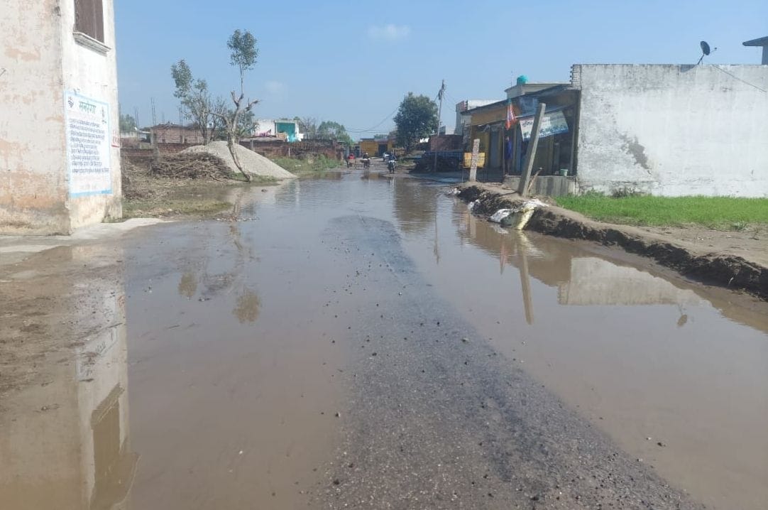 Waterlogging on the main road, waiting for a solution