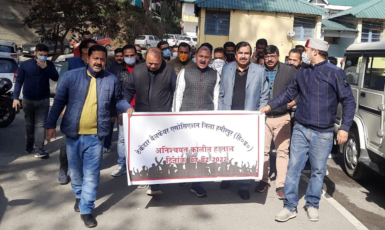 Work worth crores stalled due to strike of contractors in Hamirpur